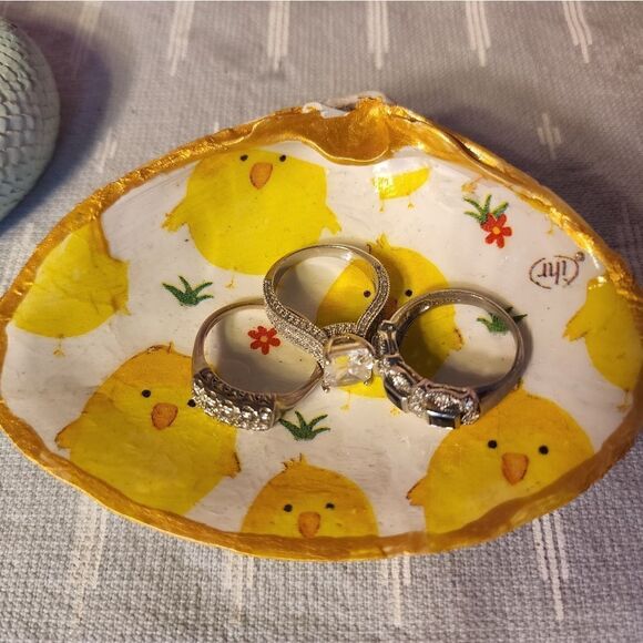 DECOUPAGE EASTER CLAM SHELL  - Picture 5 of 7